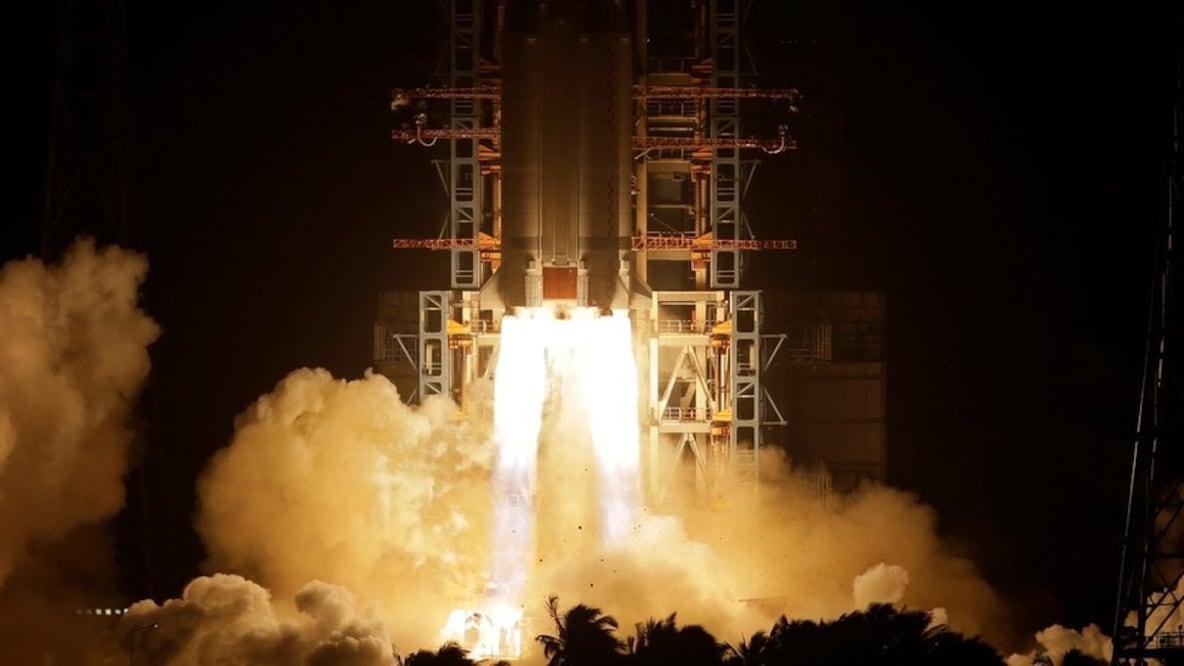 La sonda Chang'e-5 despegó este martes en un cohete Larga Marcha 5 a las 4:30 hora local. Foto: Reuters vía BBC