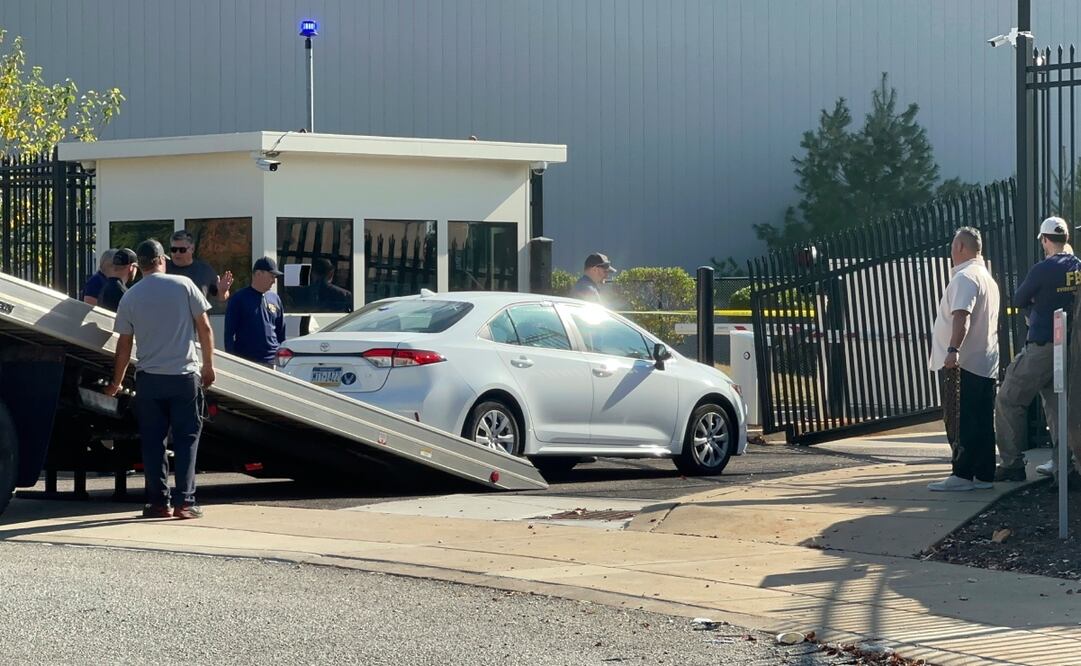 Un automóvil que se estrelló contra una puerta del edificio del FBI es retirado en Pittsburgh, el miércoles 17 de septiembre de 2025. Foto: AP