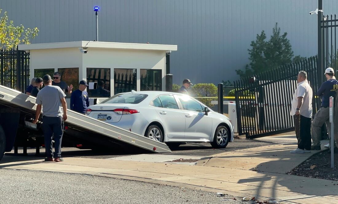 Un automóvil que se estrelló contra una puerta del edificio del FBI es retirado en Pittsburgh, el miércoles 17 de septiembre de 2025. Foto: AP