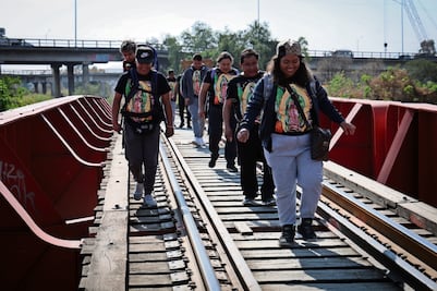 “Con tal de llegar a la Villita, todo vale”, dicen creyentes que caminan por las vías del tren