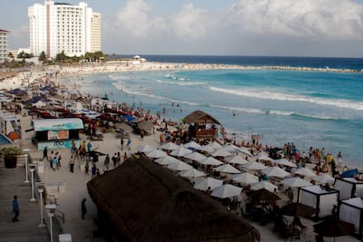 Refuerzan limpieza de playas de Cancún por vacaciones