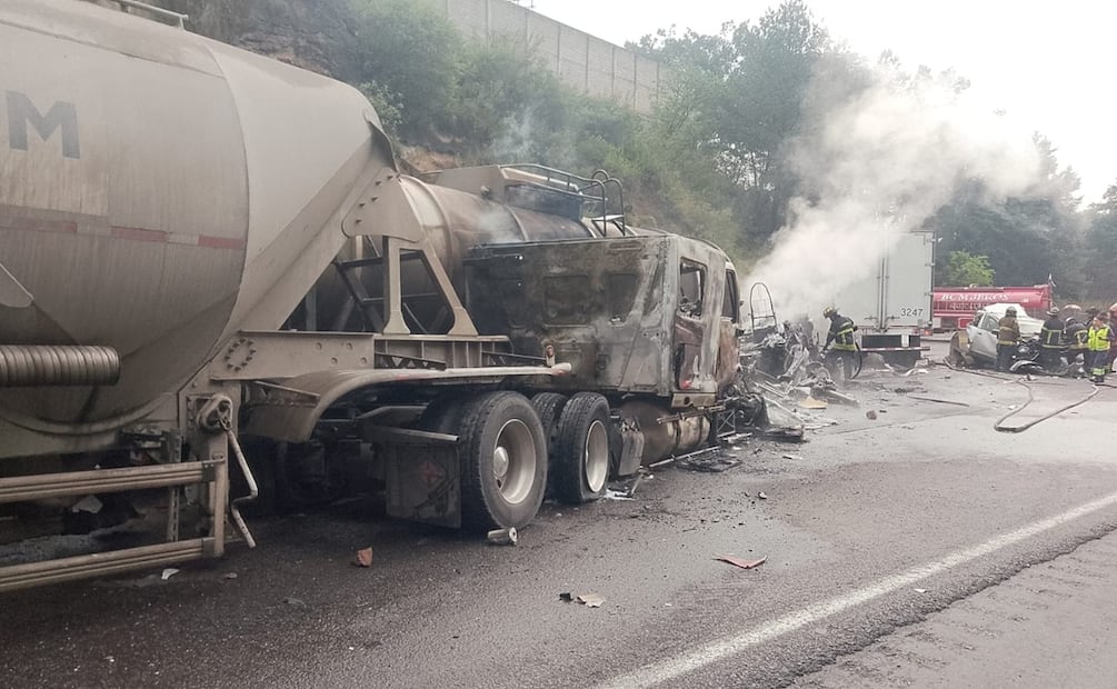 Bomberos de Naucalpan se encargaron de controlar las llamas. Foto: Especial