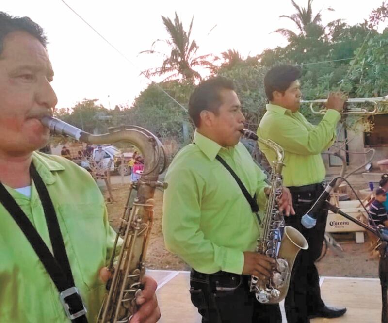 Jesús Lagunas tiene más de 30 años como filarmónico; en 2018 él y sus compañeros iniciaron la construcción de una capilla a Santa Cecilia. Foto/ALBERTO LÓPEZ. EL UNIVERSAL 