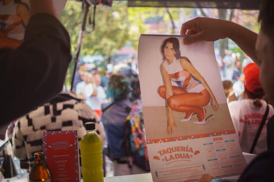 En "Taquería la Dua" lanzan calendarios con la imagen de Dua Lipa. Foto: Osmar Alvarado/ EL UNIVERSAL.