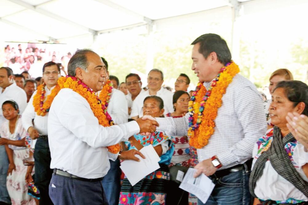 El secretario Miguel Ángel Osorio Chong (der.) puso en marcha el programa de emisión de Actas de Nacimiento en Guerrero (CORTESÍA)