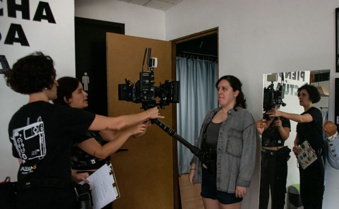 La historia "La mosca en la pared" es producida, entre otros, por la compañía Visceral, de Derbez creado para desarrollar contenido en español.