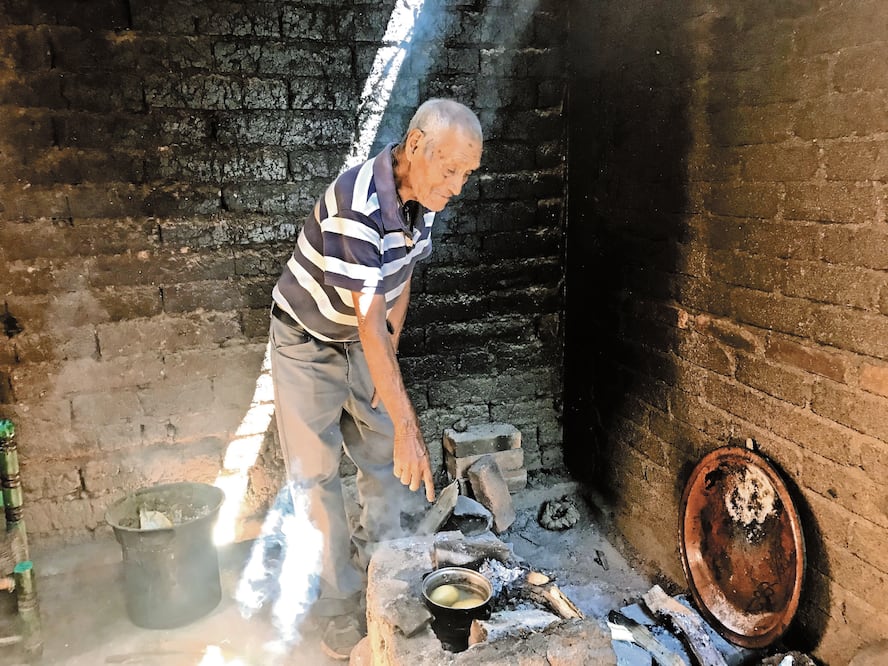 A sus 85 años, José Honorio ya no trabaja y debe mantener a una hija de 40 años enferma. Desde que cerró el comedor comunitario ya no tiene para comer. FOTOS: CARLOS ARRIETA. EL UNIVERSAL