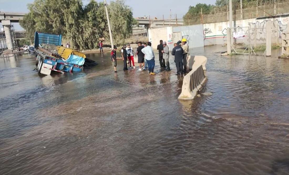 El gobierno municipal de Tultepec envió desde ayer, nueve camiones tipo cisterna para suministrar el vital líquido a las viviendas. Foto: Especial