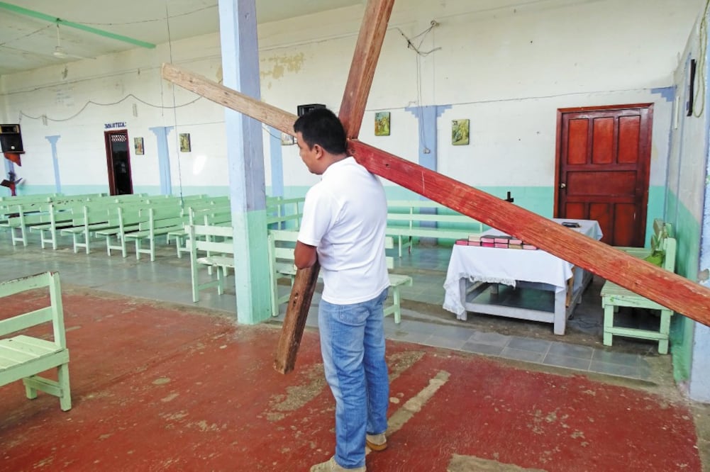 Juan “N” sostiene la cruz de madera de más de cinco metros de altura que cargará durante la representación del Viacrucis en el Centro de Rehabilitación Social del Estado de Tabasco / CORTESÍA