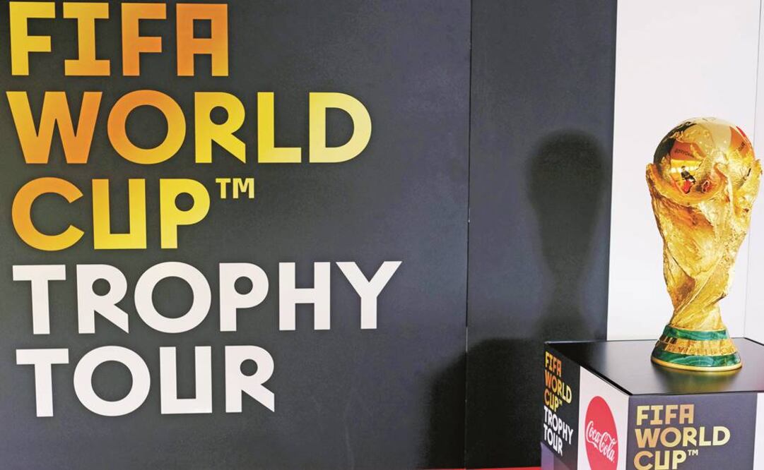 El futbol es el deporte más seguido en el archipiélago, por lo que la afición pretendía ver el trofeo de cerca. ALASTAIR GRANT. AP