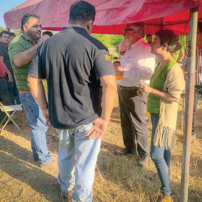 El subsecretario de Derechos Humanos del gobierno federal, Alejandro Encina s Rodríguez (der.), acudió al sitio del hallazgo. TOMADA DE TWITTER