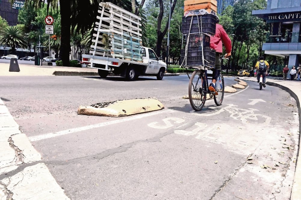 Pavimento en mal estado, falta de señalamientos, bloques de confinamiento rotos o inservibles por los autos, que invaden la ciclovía, se observaron en Paseo de la Reforma (SALVADOR CORONA. EL UNIVERSAL)