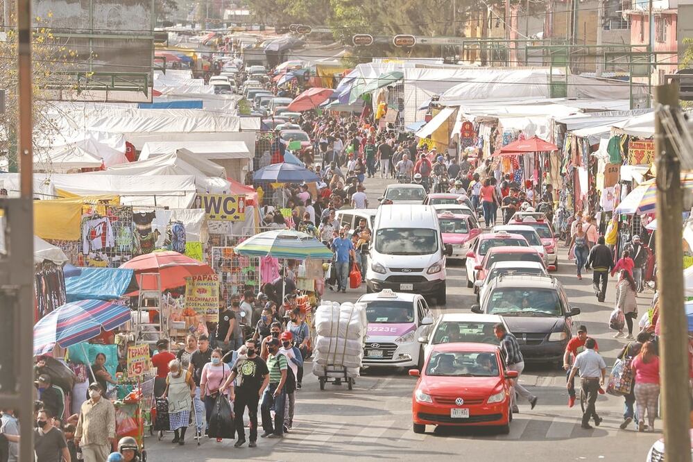 En Tepito ignoran el llamado de las autoridades e instalan puestos ambulantes, sin respetar la sana distancia. Fotos: JUAN BOITES. EL UNIVERSAL