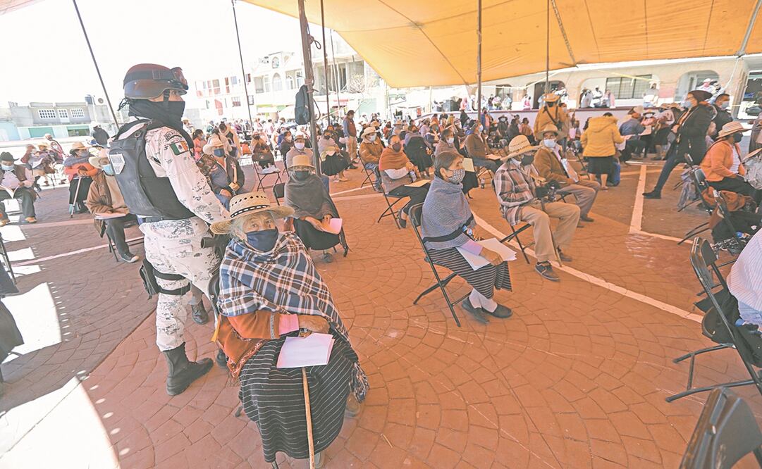 Bajo enormes carpas y en orden esperaron los mexiquenses sus dosis. Foto: Jorge Alvarado. EL UNIVERSAL