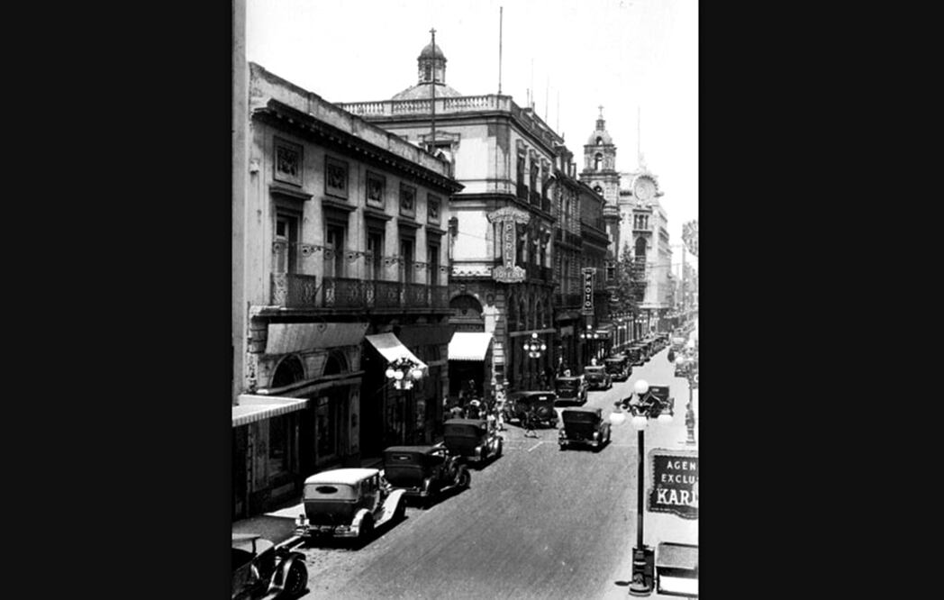La calle de San Francisco, hoy Madero, vista desde el cruce con Motolinía, que antiguamente fue el Callejón de Santa Clara, alrededor de los años treinta. Justo en la esquina se encontraba la joyería "La perla", en un inmueble construido a inicios del siglo XX por Hugo Dorner y Luis Bacmeister que hoy alberga una tienda Bershka en la planta baja. Al fondo se aprecian el templo de La Profesa y el antiguo edificio de la aseguradora La Mexicana, en la esquina con Isabel la Católica. Imagen: Col. Villasana-Torres