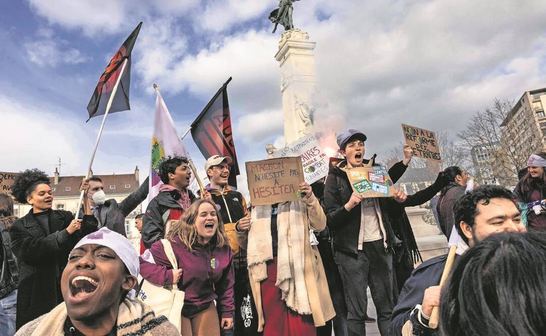 Los asistentes a una manifestación contra la reforma de las pensiones, en Dijon, centro-este de Francia. Foto: Arnaud Finistre/AFP