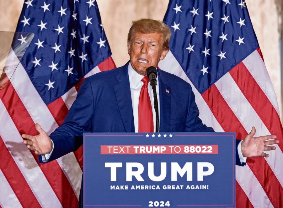 En Mar-a-Lago, el expresidente Donald Trump convirtió la respuesta a la acusación en su contra en un discurso de campaña. En el atril se promovía el enviar un mensaje de texto a un número y él aseguró que están intentando evitar que contienda en las elecciones 2024. Foto: EFE