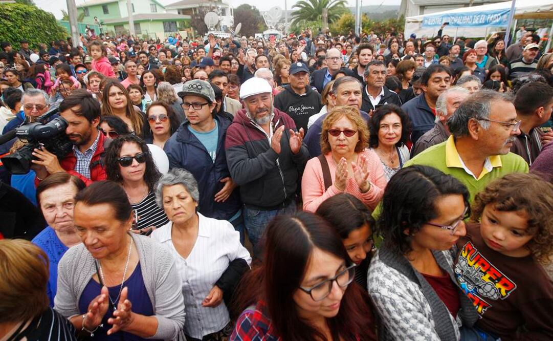 Cientos de personas acompañan el cortejo fúnebre que traslada los restos del fallecido poeta Nicanor Parra. FOTO: EFE.