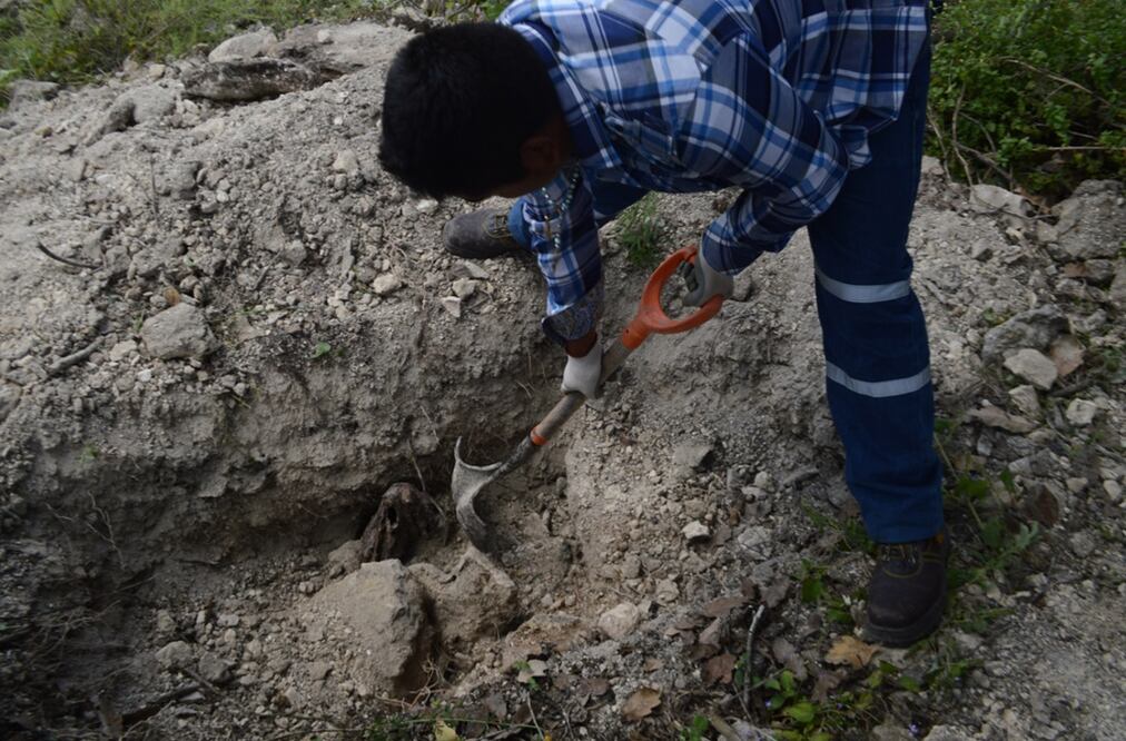 Personal de la Subprocuraduría Especializada en Investigación de Delincuencia Organizada (SEIDO) ubicó cuatro cuerpos en dos fosas clandestinas en la comunidad de Carrizalillo,  Eduardo Neri. Foto: Dassaev Téllez Archivo/EL UNIVERSAL