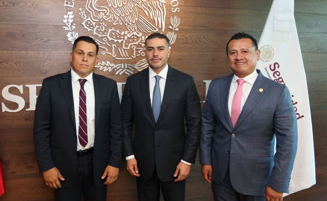 José Antonio Cruz Medina a la izquierda de Harfuch y Carlos Torres Piña a su derecha (18/08/2025). Foto: Especial