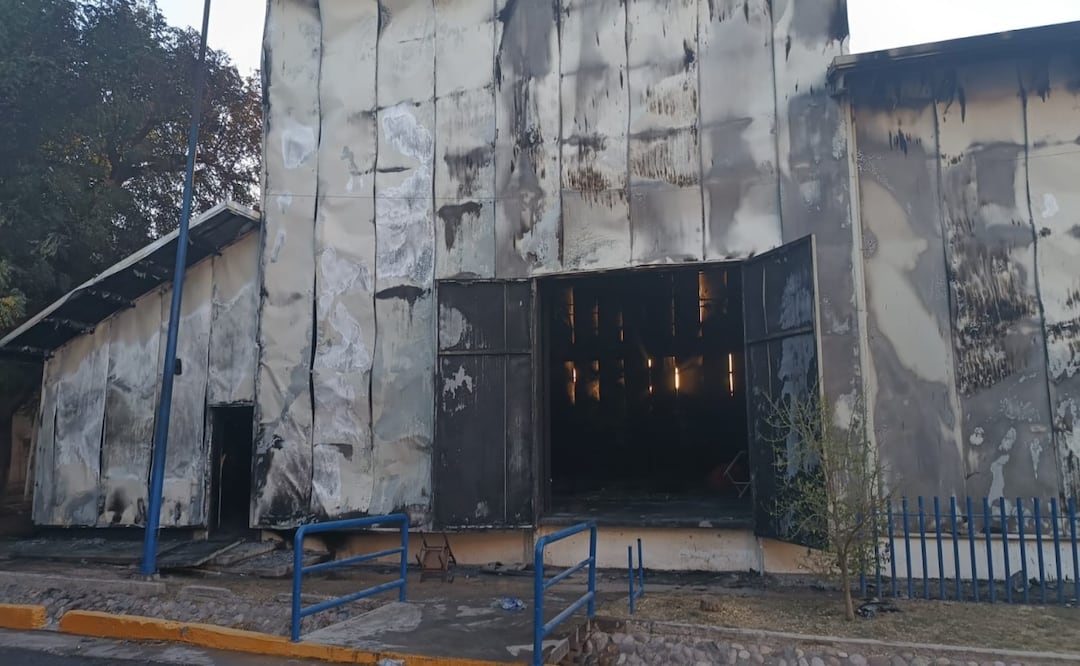 Incendio consume teatro en la UAS; se desconoce el origen del siniestro. Foto: Especial