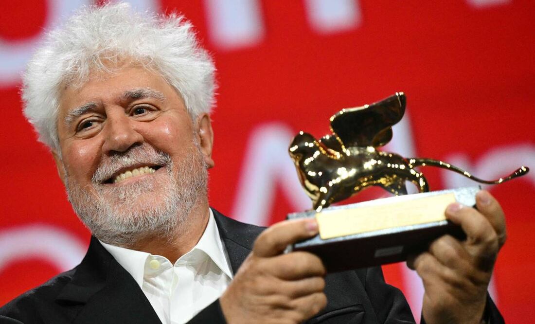 El director español Pedro Almodóvar posa con el León de Oro a la Mejor Película que recibió por "The Room Next Door" durante la ceremonia de entrega de premios del 81º Festival de Cine de Venecia. Foto: AFP