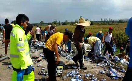 Hurtan cerveza de remolque volcado en Hidalgo