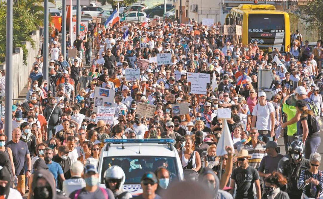 Los manifestantes sostienen pancartas, una de las cuales dice: “Libertad”, durante un día nacional de protesta contra el pase sanitario y la vacunación obligatoria, en Saint-Denis. Foto: Richard Bouhet. AFP