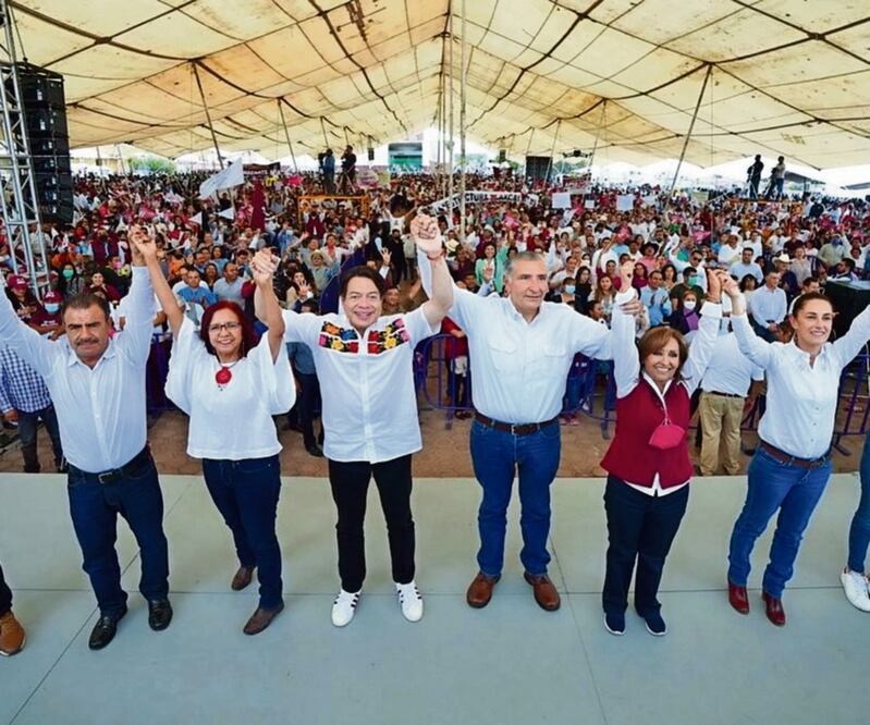 Claudia Sheinbaum (segunda de der. a izq.) y Adán Augusto López (centro) celebraron con Lorena Cuéllar (tercera de der. a izq.). Foto: Tomada de Twitter
