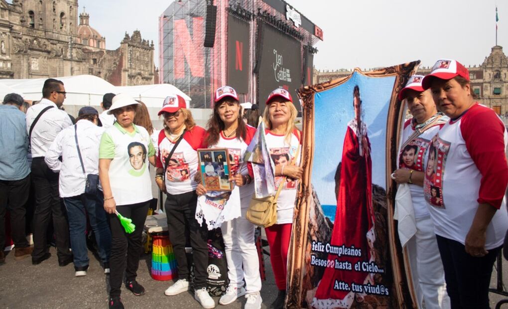 Fanáticas coordinan sus outfits y llevan figuras del "Divo de Juárez", listas para disfrutar del homenaje en el Zócalo. Foto: Fernanda Zamora/EL UNIVERSAL.