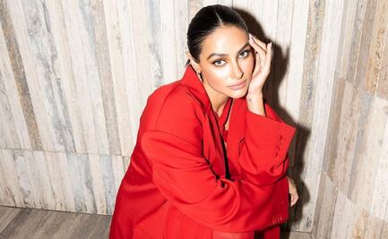 Renata Notni brilla en vestido con corset de color rojo intenso