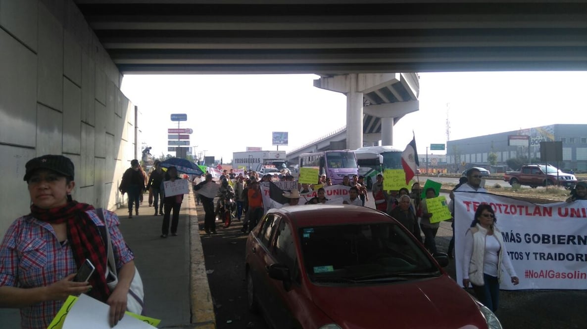 Vecinos de Tepotzotlán protestan en la autopista México-Querétaro. FOTO: Especial