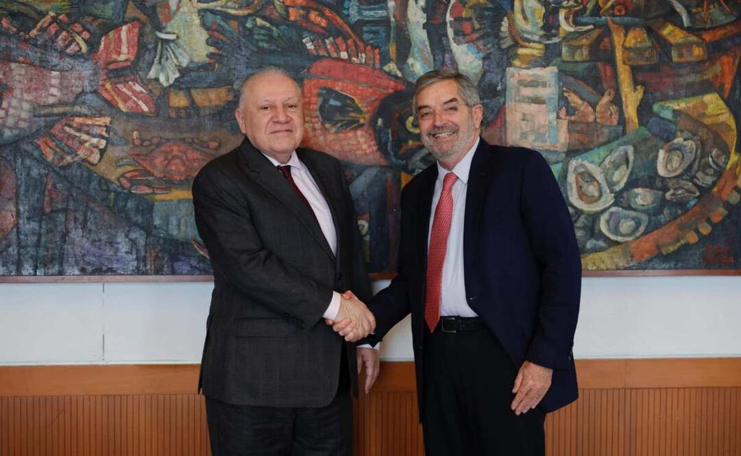 Canciller Juan Ramón de la Fuente y el titular de la Agencia de Aduanas de México, Rafael Marín Mollinedo. Foto: Especial