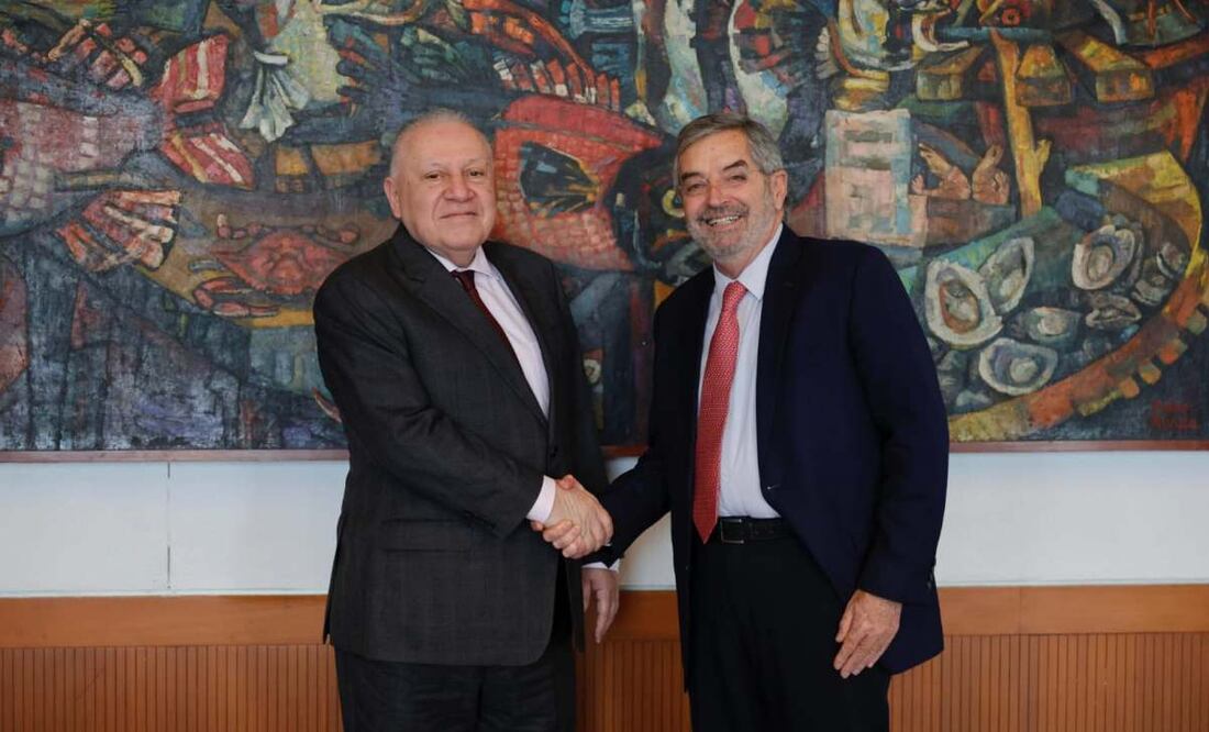 Canciller Juan Ramón de la Fuente y el titular de la Agencia de Aduanas de México, Rafael Marín Mollinedo. Foto: Especial