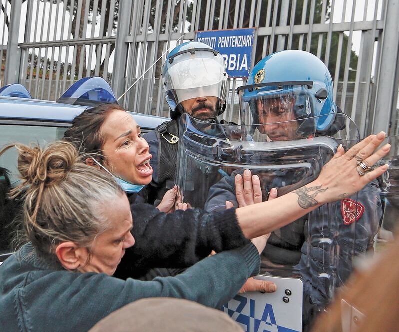 Familiares de internos de la prisión de Rebibbia, en Roma, se enfrentaron ayer contra la policía. Para combatir el Covid-19, el gobierno suspendió de forma temporal las visitas a las cárceles por parte de familiares. Foto: CECILIA FABIANO. AP