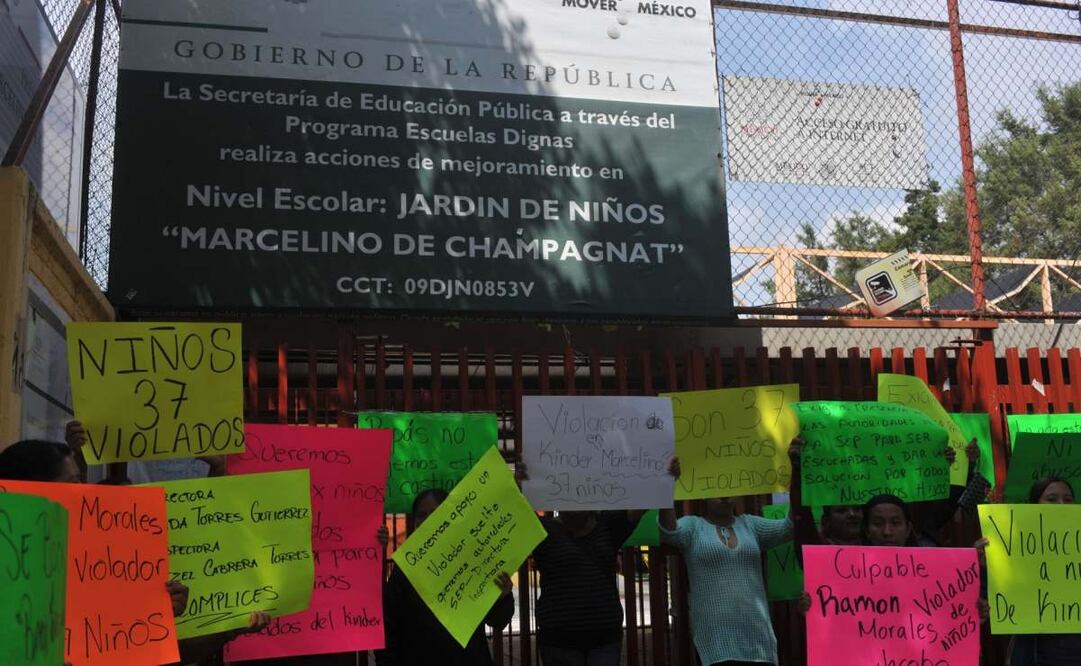Padres de familia se manifestaron afuera del Jardín de Niños "Marcelino de Champagnat", ubicado en calle 1513 casi con la 412, colonia San Juan de Aragón, para denunciar que 37 niños que ahí estudian fueron violentados sexualmente por un trabajador del plantel, los inconformes también bloquearon la avenida 412 y Loreto Favela como medida de presión para ser escuchados por las autoridades. Imagen del pasado 16 de octubre de 2018. Foto: Armando Monroy/ Cuartoscuro