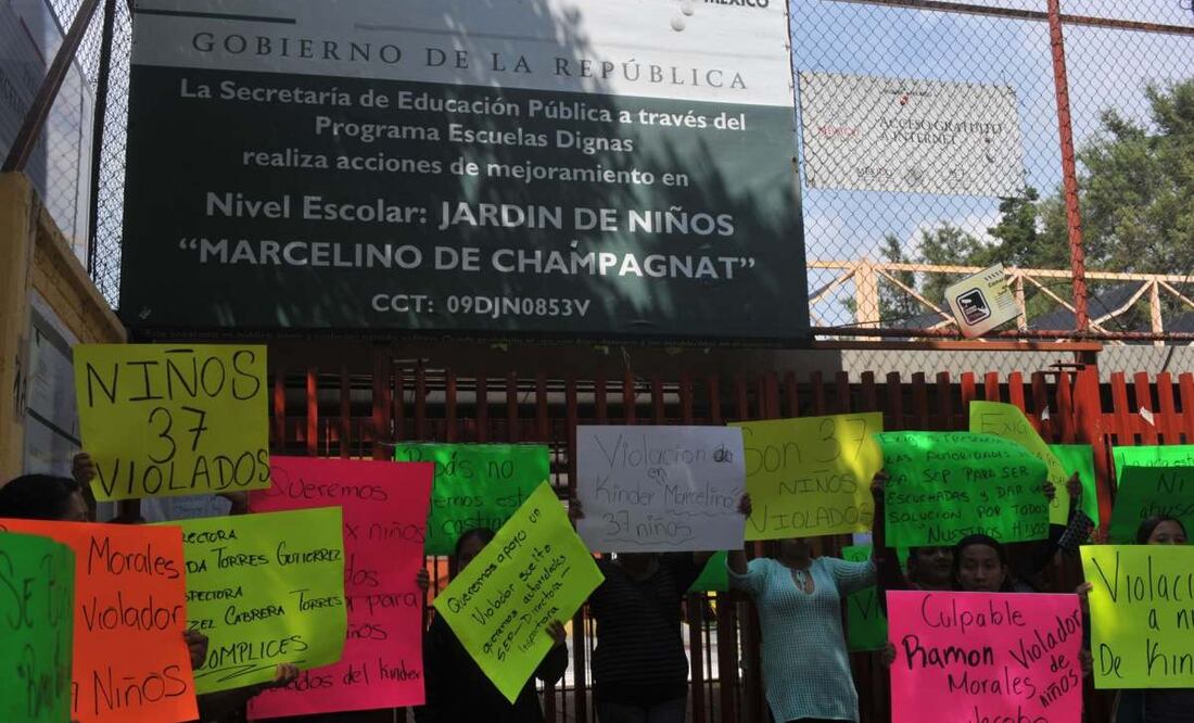Padres de familia se manifestaron afuera del Jardín de Niños "Marcelino de Champagnat", ubicado en calle 1513 casi con la 412, colonia San Juan de Aragón, para denunciar que 37 niños que ahí estudian fueron violentados sexualmente por un trabajador del plantel, los inconformes también bloquearon la avenida 412 y Loreto Favela como medida de presión para ser escuchados por las autoridades. Imagen del pasado 16 de octubre de 2018. Foto: Armando Monroy/ Cuartoscuro