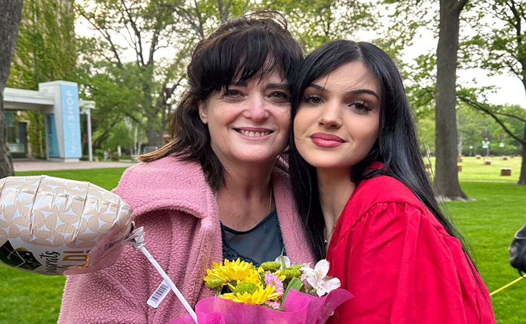 Judith Raanan y su hija Natalie, de 18 años, después de la graduación de la escuela secundaria de Natalie. Foto: AP
