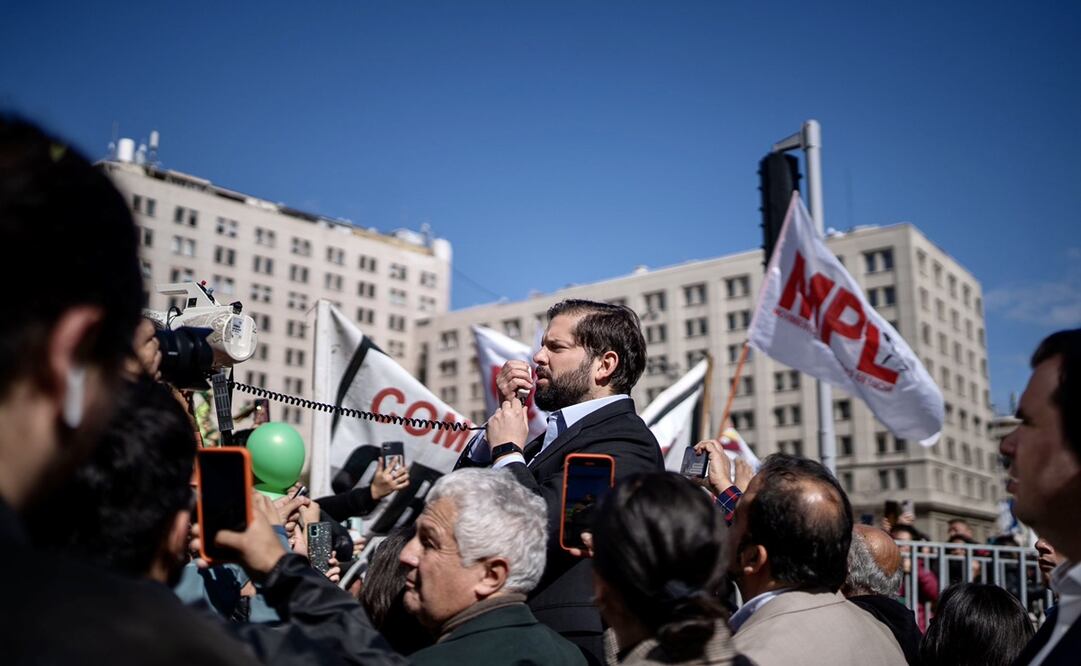 Gabriel Boric, presidente de Chile, habla a manifestantes que protestan a favor del derecho a vivienda digna. Foto: EFE