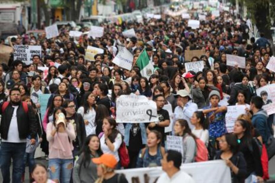 Estudiantes de la UAEM marchan contra inseguridad y feminicidios