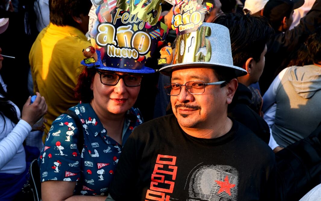 Mexicanos celebran la próxima llegada del Año Nuevo 2025 en Paseo de la Reforma. Foto: Luis Camacho/EL UNIVERSAL