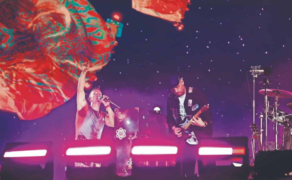 Con 54 conciertos, la banda británica se posicionó en segundo lugar. Coldplay recaudó 421 millones de dólares, atrayendo a más de 3.2 millones de asistentes. Su espectáculo, que se caracteriza por su ya conocido mensaje ambiental y visuales coloridos, continuará en 2025. Foto: DE DIEGO SIMÓN SÁNCHEZ. EL UNIVERSAL
