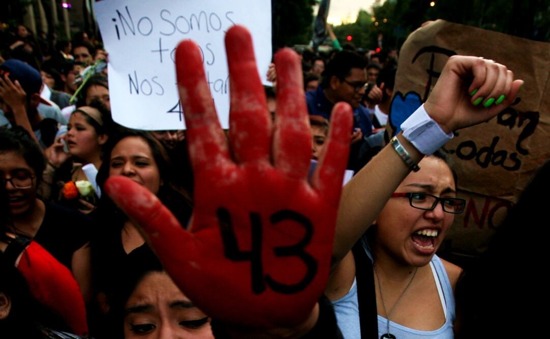 Demonstrators protest the disappearance of 43 students from the Isidro Burgos rural teachers college, in Mexico City – Photo: Marcos Ugarte/AP
