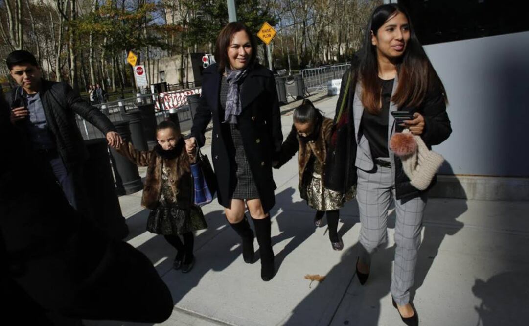 (Foto: Las hijas de Joaquín Guzmán Loera, acompañadas por sus niñeras, a su salida del tribunal en Brooklyn. Foto: EFE)