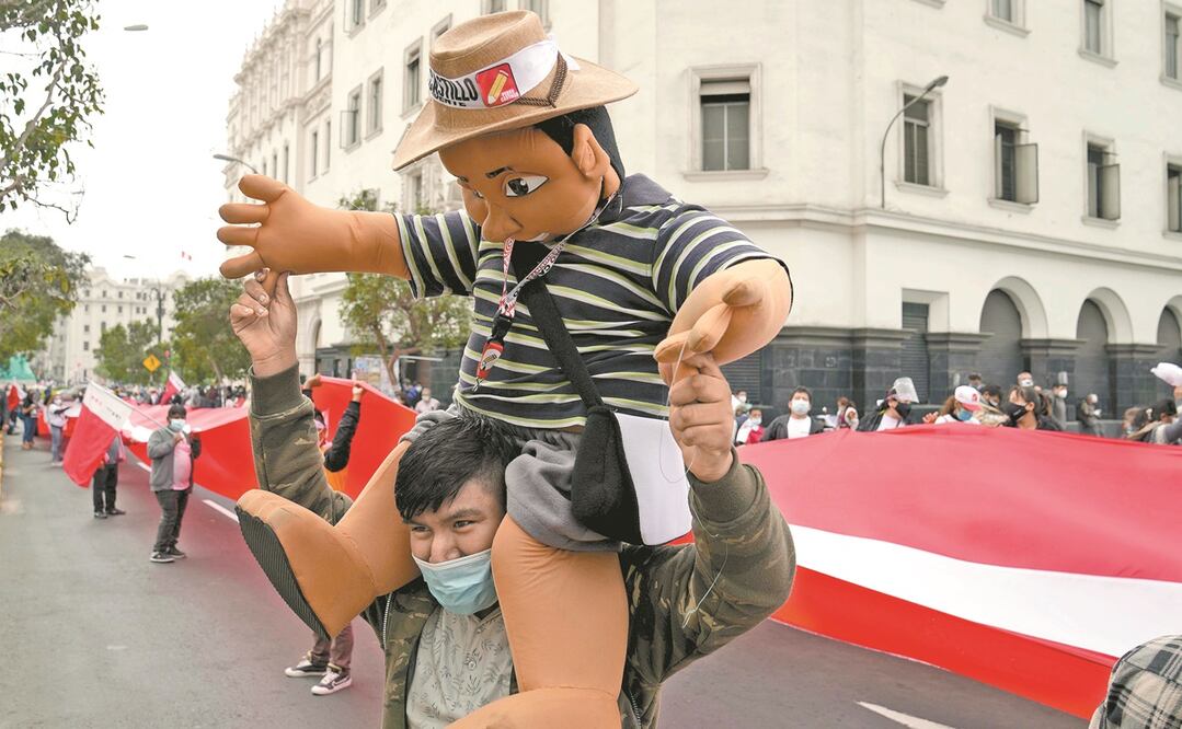 Un seguidor del candidato Pedro Castillo, de Perú Libre, el miércoles en una manifestación en Lima. Foto: MARTIN MEJIA. AP