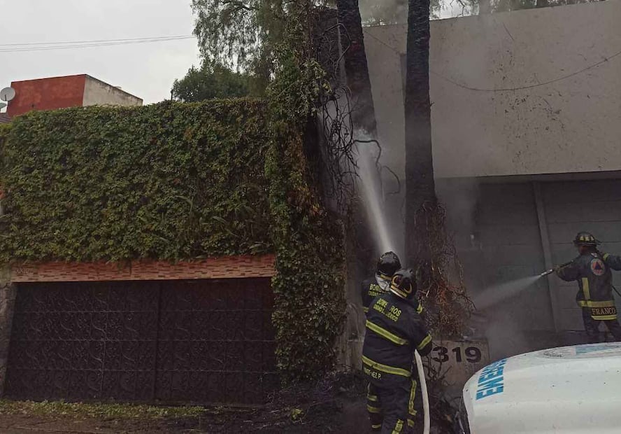 De acuerdo con los primeros reportes, la descarga eléctrica cayó en la zona de la calle Nube Sur, donde comenzó el fuego en árboles ubicados sobre la vía pública. Foto: Especial