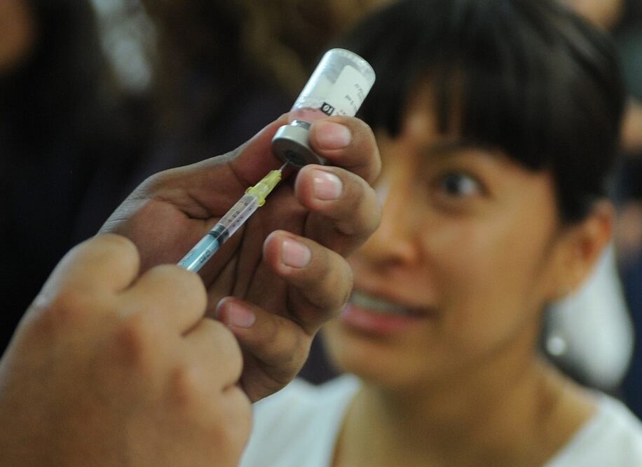 Personal sanitario prepara dosis de la vacuna del sarampión. Foto: EFE / Mario Guzmán, archivo 