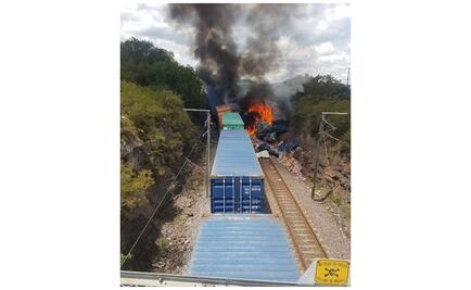 Chocan dos trenes en Hidalgo, uno se incendió; hay 4 lesionados 