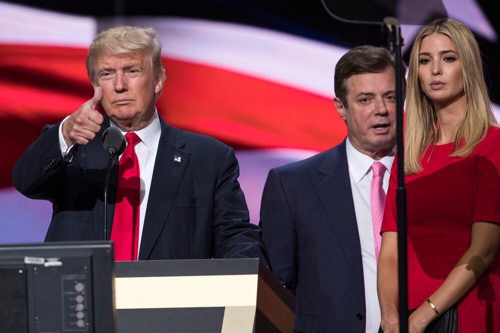 Donald Trump, su ex presidente de campaña, Paul Manafort, y su hija mayor, Ivanka, durante un evento de campaña en julio de 2016 (Foto: AP)