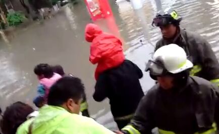 Por inundación, sacan a niños de guardería en Tlalnepantla
